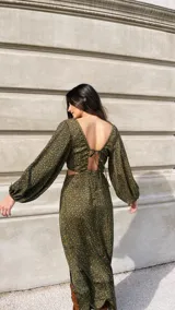 Vestido largo de crepé estampado en tonos verde y naranja, con escote en V, mangas largas abullonadas y abertura lateral en la falda.
