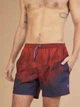 Short de baño color borgoña con estampado de hojas en tono sobre tono, cintura elástica con cordón ajustable y logo de la marca en la pierna.