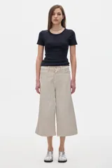 Pantalón jean de corte ancho, color beige claro.