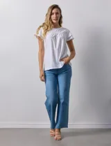 Blusa blanca de tejido pointelle con manga corta con volados y cuello redondo.
