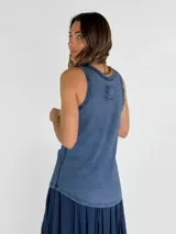 Musculosa de algodón color gris claro con cuello redondo y terminaciones desflecadas.