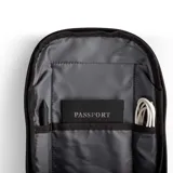 Bandolera negra de poliéster impermeable con detalles en simil cuero. Diseño ultrafino y ligero, con correa reforzada para uso en ambos hombros. Incluye bolsillo delantero con velcro, bolsillo trasero antirrobo con cierre y espacio para tablet de hasta 7 pulgadas.