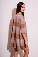 Vestido corto de tejido de punto con lurex, a rayas horizontales color rosa y marrón.