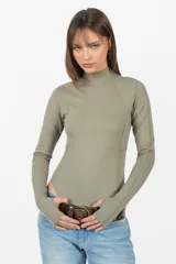 Body manga larga color beige, de punto roma, con cuello alto y mitones en los puños.
