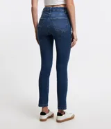 Pantalón skinny de jeans azul oscuro, con trabillas en la cintura, cierre de botón y cremallera, bolsillos delanteros y traseros con recortes diagonales.