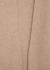 Abrigo largo de tejido de punto color beige, sin cierre, con cuello solapa y manga larga.