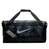 Bolso deportivo Nike Brasilia de 60 litros, color gris con estampado abstracto en tonos oscuros y logo de la marca en blanco. Cuenta con doble asa de mano, correa de hombro ajustable y múltiples compartimentos con cierre.