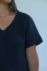 Remera azul marino de lino con escote en V y mangas cortas.