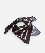 Pañuelo rectangular de satén color marrón con estampado geométrico en blanco y gris.