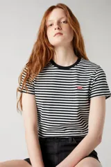 Remera de manga corta a rayas horizontales blancas y negras, con cuello redondo y logo rojo de Levi's bordado en el pecho.