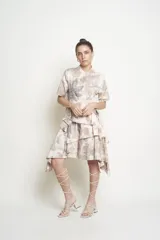 Sandalias color crema con tiras finas que se atan alrededor del tobillo y taco geométrico.