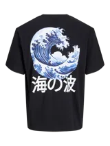 Remera negra de algodón con cuello redondo y mangas cortas. Estampado en la espalda con una ola estilo arte japonés y texto en caracteres orientales.