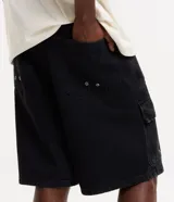 Bermuda de hombre, modelo baggy, confeccionada en jeans de algodón. Presenta cintura con trabillas, cierre por botón y cremallera, y bolsillos tipo carpinteiro.