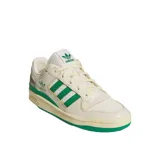 Championes Adidas Forum Low CL color crema con detalles en verde y gris. Presentan las tres tiras clásicas de Adidas en verde y logo en el lateral.