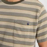 Remera de manga corta con cuello redondo y bolsillo en el pecho. Diseño a rayas horizontales en tonos beige, marrón y verde. Confeccionada en algodón orgánico con tejido jacquard.