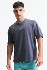 Remera lila de manga corta con corte boxy, cuello redondo y estampado frontal con la frase "Born in nineteen seventy six".
