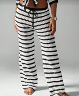 Pantalón de tejido crochet a rayas horizontales marrones y crudas, de corte recto y cintura con cordón ajustable.