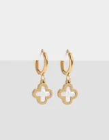 Aros dorados tipo argolla con dije colgante de trébol de cuatro hojas con interior de nácar blanco.