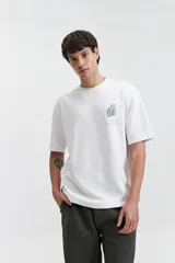 Remera beige de manga corta con textura y corte oversize. Presenta un pequeño bordado en relieve en el pecho.