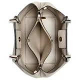 Bolso de mano tipo satchel color beige claro, con textura de cuero granulado y herrajes dorados. Presenta asas superiores rígidas y una correa cruzada ajustable y removible. Incluye un charm colgante decorativo con el logo de la marca.