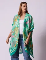 Kimono Barrington de satén color verde con estampado de hojas y flores en tonos naranja, rosa y amarillo.