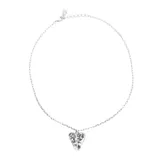 Collar corto plateado con dije de alas.