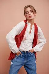 Blusa blanca de cuello Mao y manga larga con detalle de vainilla en la abertura frontal.