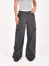 Pantalón cargo gris oscuro, de corte holgado y tiro alto, con bolsillos laterales y bolsillos cargo en las piernas.