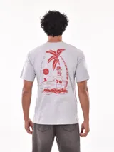 Remera negra de corte oversized con estampado circular en el pecho que incluye una palmera, una ola y la palabra 'Paradise'.