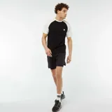 Camiseta deportiva negra con mangas cortas raglán en color blanco y logo pequeño en el pecho.