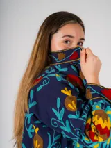 Chaqueta corta azul marino con bordados florales multicolores.