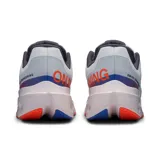 Championes de running blancos con detalles en gris y naranja, marca On Cloudsurfer Next.