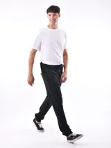 Pantalón de jogging color beige con cintura elástica y cordón ajustable.