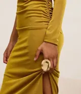 Maxi anillo dorado con efecto martillado, confeccionado en metal reciclado.