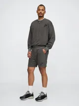 Short deportivo gris con logo Gap bordado en negro.