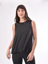 Musculosa negra de corte holgado y sisas amplias.