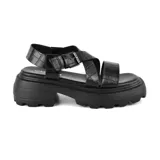 Sandalias negras con plataforma y tiras con textura simil cuero de cocodrilo.