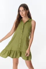 Vestido corto color ladrillo, sin mangas, con cuello camisero con volados, abotonado al frente y falda con volados.