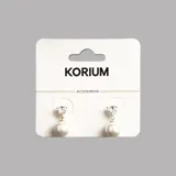 Aros colgantes dorados con dije superior de cristal blanco en forma de triángulo y dije inferior de perla redonda. Cierre de tuerca a presión.