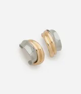 Par de aros tipo argolla gruesa, con diseño bicolor en dorado y plateado.