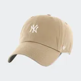 Gorro de béisbol color beige, marca 47 Brand, con logo de los New York Yankees bordado en blanco en el frente y logo de la marca bordado en el lateral.