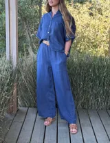 Pantalón marrón de lino con corte palazzo, cintura elastizada y cinturón de rafia extraíble.