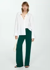 Pantalón largo de punto fino color verde oscuro, con diseño wideleg y cintura elástica.