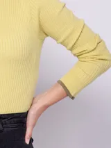 Polera al cuerpo de tejido de punto en color amarillo, con detalles a contra tono en puños y cuello.