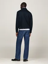 Campera Tommy Hilfiger modelo Ivy, color azul marino, de corte regular, confeccionada en algodón. Tiene cuello inglés, cierre de cremallera, dos bolsillos diagonales en la cintura, puños con botón y logo bordado en el pecho.