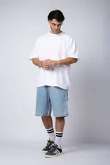 Bermuda de jean celeste, corte mom y estilo carpintero, con bolsillos laterales y traseros.