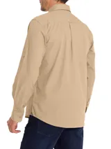 Camisa de hombre azul de manga larga, confeccionada en algodón orgánico con tecnología UPF 20+ y botones de madera.