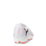 Championes de fútbol 11 Puma Future 8 Play FG, color blanco con detalles en naranja y azul.