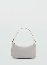 Bolso tipo baguette color gris claro, con correa corta de hombro y cierre superior con cremallera.