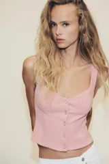 Top color rosado de crepé con escote corazón, tirantes anchos y cierre frontal con botones joya.